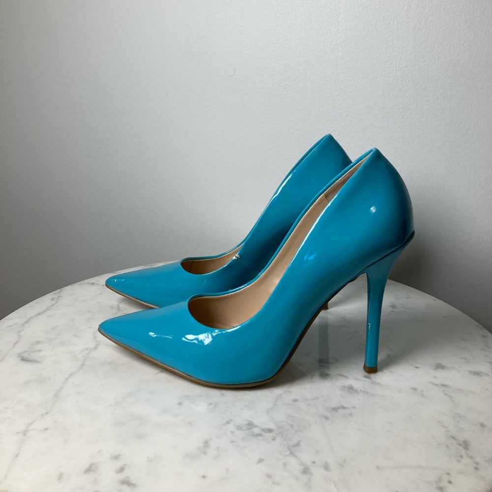 Beautiful vintage bright blue Guess pumps🤍